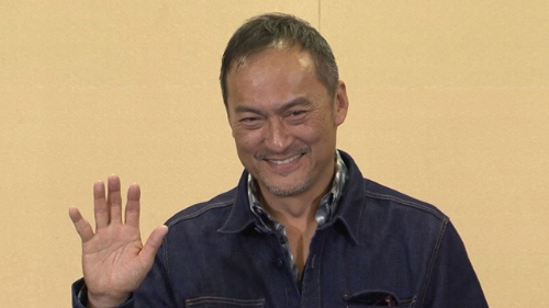 胃がん手術の渡辺謙、元気な姿で渡米