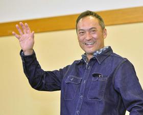 渡辺謙、元気に渡米 胃がん手術明け初の公の場