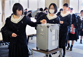 高校生主催“候補者”討論 参院選福岡