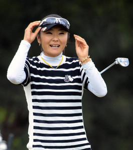 藤田さいき ３打差５位浮上 ひらがなに改名、クラブも新調