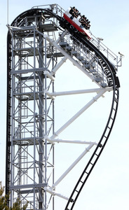 コースター、地上40メートルで7分間停止 富士急