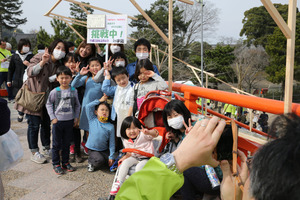 茶団子１．６万個、ギネス認定 平等院・宇治上神社結ぶ