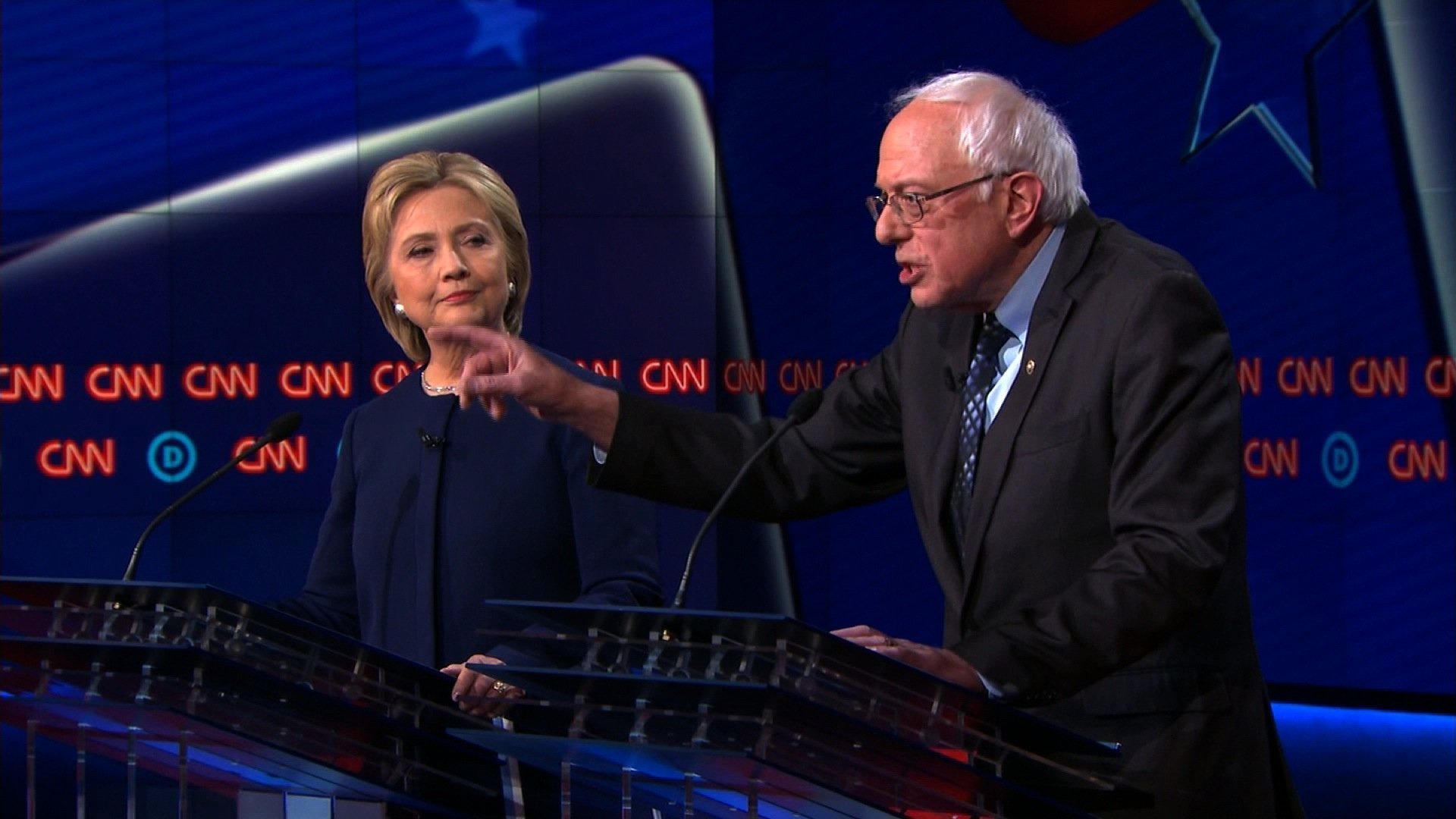 米民主党討論会、互いを「偽善的」と批判－ミシガン予備選意識