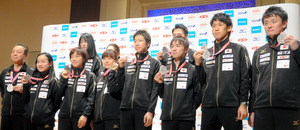 福原「応援へのお返しはリオで」 卓球団体代表が帰国