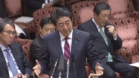 安倍首相、消費増税直前での凍結判断も