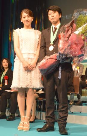 『宣伝会議賞』グランプリを芸人が受賞 佐藤美希も祝福