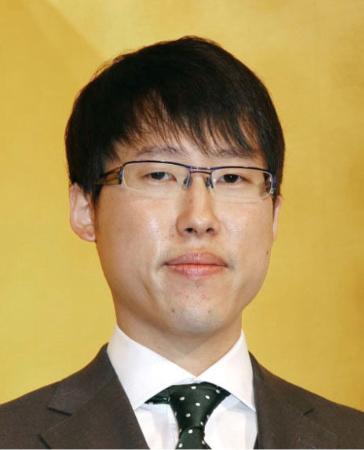 十段戦第１局 井山が７冠独占へ先勝