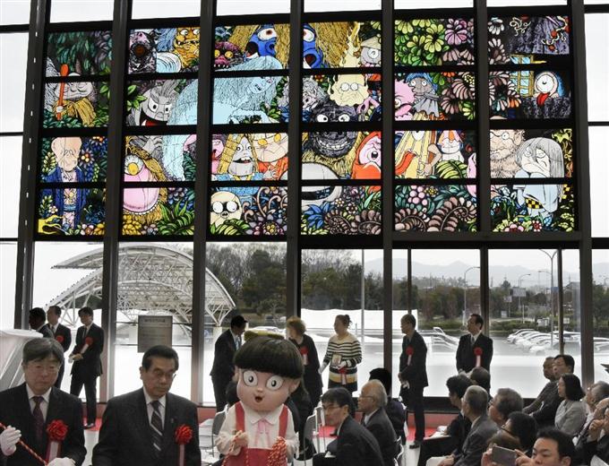 ステンドグラスの妖怪 水木さん出身の米子空港