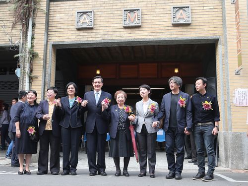 慰安婦記念館の予定地で除幕式 馬英九総統も出席