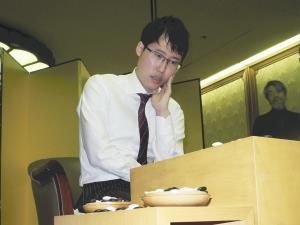 井山王座勝ち、七冠へ好発進 囲碁十段戦第１局