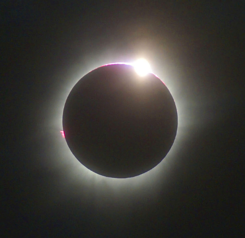 インドネシアで皆既日食 日本からも天文ファン訪問