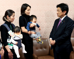 「保育園落ちた」きっかけに２万７千署名 制度充実求め