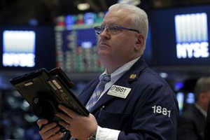 米国株は小幅反発、原油高でエネルギー株買われる