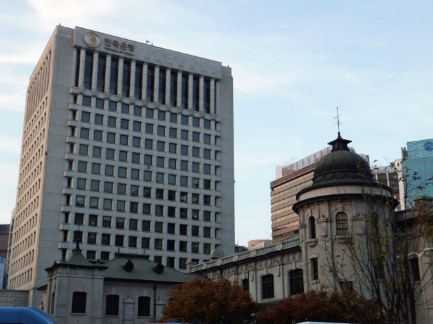 韓国中銀、予想通り金利据え置き 目先は緩和の用意ないと示唆