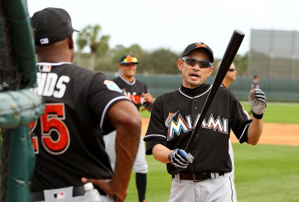 イチロー、遠征メンバー外れる ボンズ打撃コーチと練習中に笑顔も