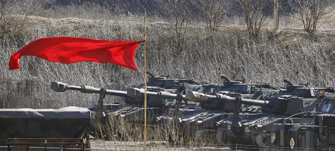 相次ぐ軍事示威、韓国警戒 演習反発のミサイル発射