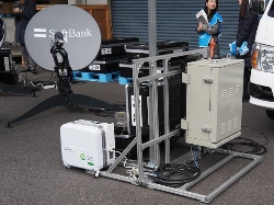 1人でも設営可能 小型・軽量で自動化が進んだソフトバンクの災害時用基地局