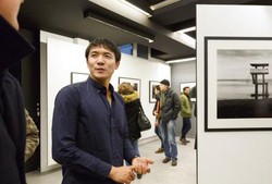震災５年、パリで写真展 - 日本の岡原さん