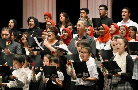 震災犠牲者追悼エジプトでも - スカーフ姿でコーラス、復興祈る