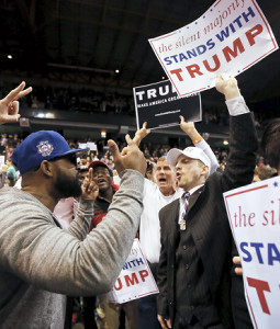 支持者と抗議活動家が衝突、トランプ氏集会延期