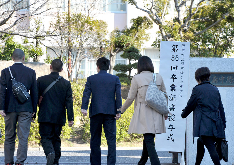 広島・中３自殺:一緒に巣立ちの日…卒業式に友人が遺影を
