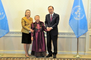 潘事務総長、元慰安婦と初面会 国連本部