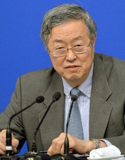 人民銀総裁 元相場安定に向かう