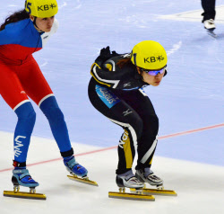 酒井、女子1500メートルで５位 世界ショートトラック