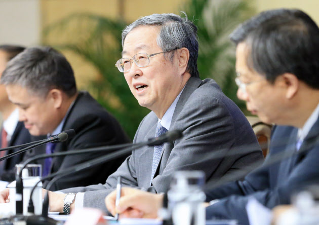 中国人民銀総裁「人民元、正常化へ」 通貨安競争参加せず