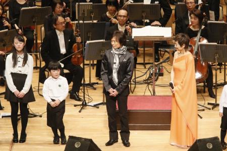 つんく  指揮の慈善コンサート「つながり隊」合唱