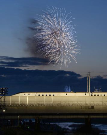 北陸新幹線延伸１周年、花火で前祝い 金沢から特別列車
