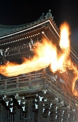 <お水取り>夜空に炎の龍 二月堂に籠松明 奈良・東大寺