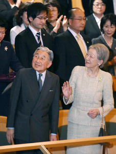 両陛下、「ふるさと」口ずさむ 復興支援コンサート鑑賞