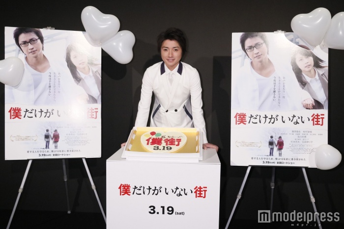 藤原竜也、白スーツでホワイトデー 観客全員に“手渡しチョコ”サプライズ