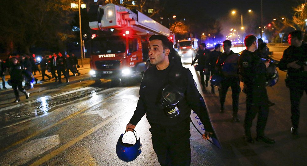 トルコの繁華街で爆発 ３４人死亡 テロ事件か