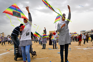 被災地応援、ガザでたこ揚げ 釜石とネット電話交流も