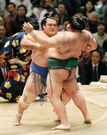 奨菊 綱獲り白星発進 得意のがぶり攻めた「満足」高安圧倒