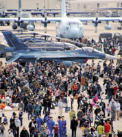 ブルーの雄姿に歓声 小牧基地航空祭に６万人 2016年03月14日