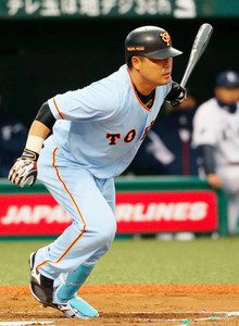 巨人岡本が適時二塁打、西武中村が絶賛「間がいい」