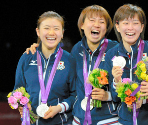 石川佳純「寂しい」10年間ダブルス組んだ平野引退