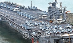 【写真】釜山海軍基地に入港した米航空母艦