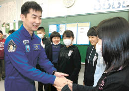 <油井さん>被災地授業 宇宙での暮らし紹介