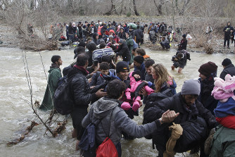 難民ら数百人がギリシャから越境強行