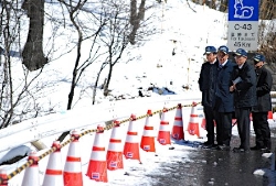 事故現場を視察する委員ら