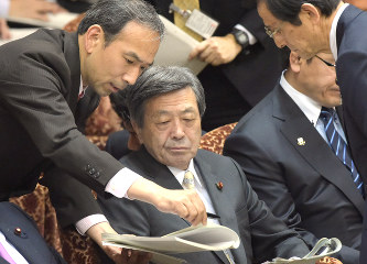 改正案読み上げたのは「成立済み」