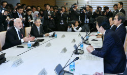 安倍首相「アベノミクスに意見を」 スティグリッツ氏に