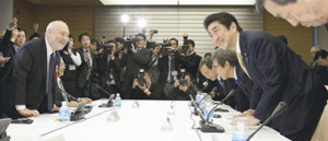 ノーベル賞教授、首相に「増税の時期ではない」 2016年03月16日 14時37分