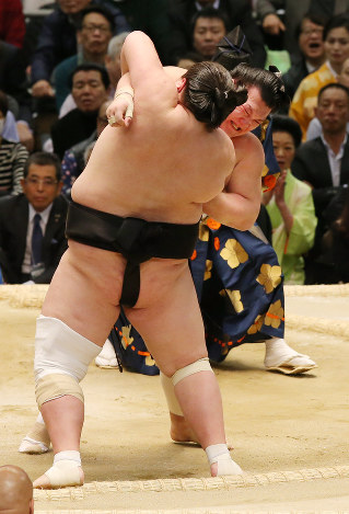 勢よし、大関破る