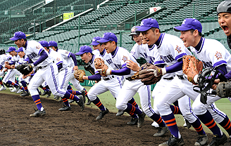釜石 ドキドキ初甲子園 エラー連発、時間切れで校歌歌えず…
