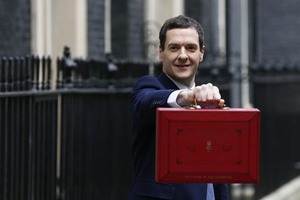 UPDATE 1-英2016/17年度予算案、成長予想引き下げ 債務削減目標届かず